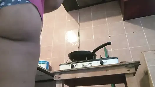 Mutfakta külotlu tombul orta yaşlı seksi kadın