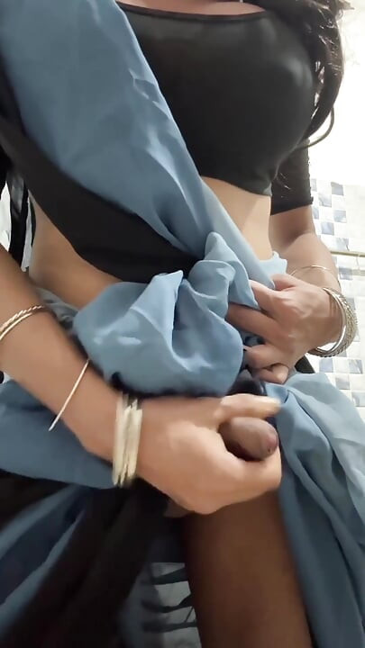 Crossdresser onanerer i Saree