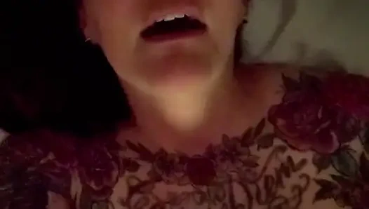 Мастурбирую и кончаю так жестко в середине ночи