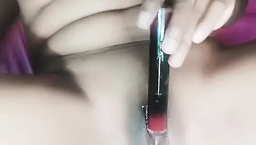 Pertunjukan cewek seksi lagi pamer tubuh aduhainya dengan mainan seks