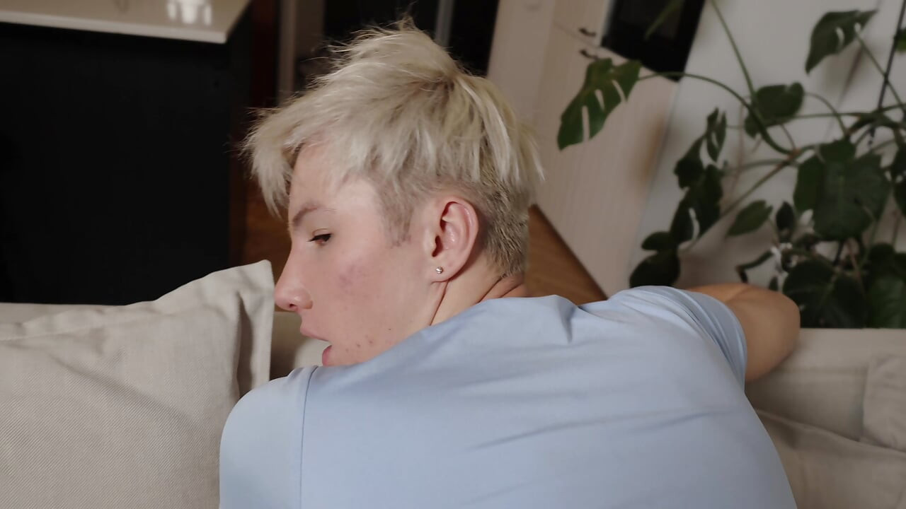 Stiefvader neukt schattige twink in verschillende posities en komt in het gat