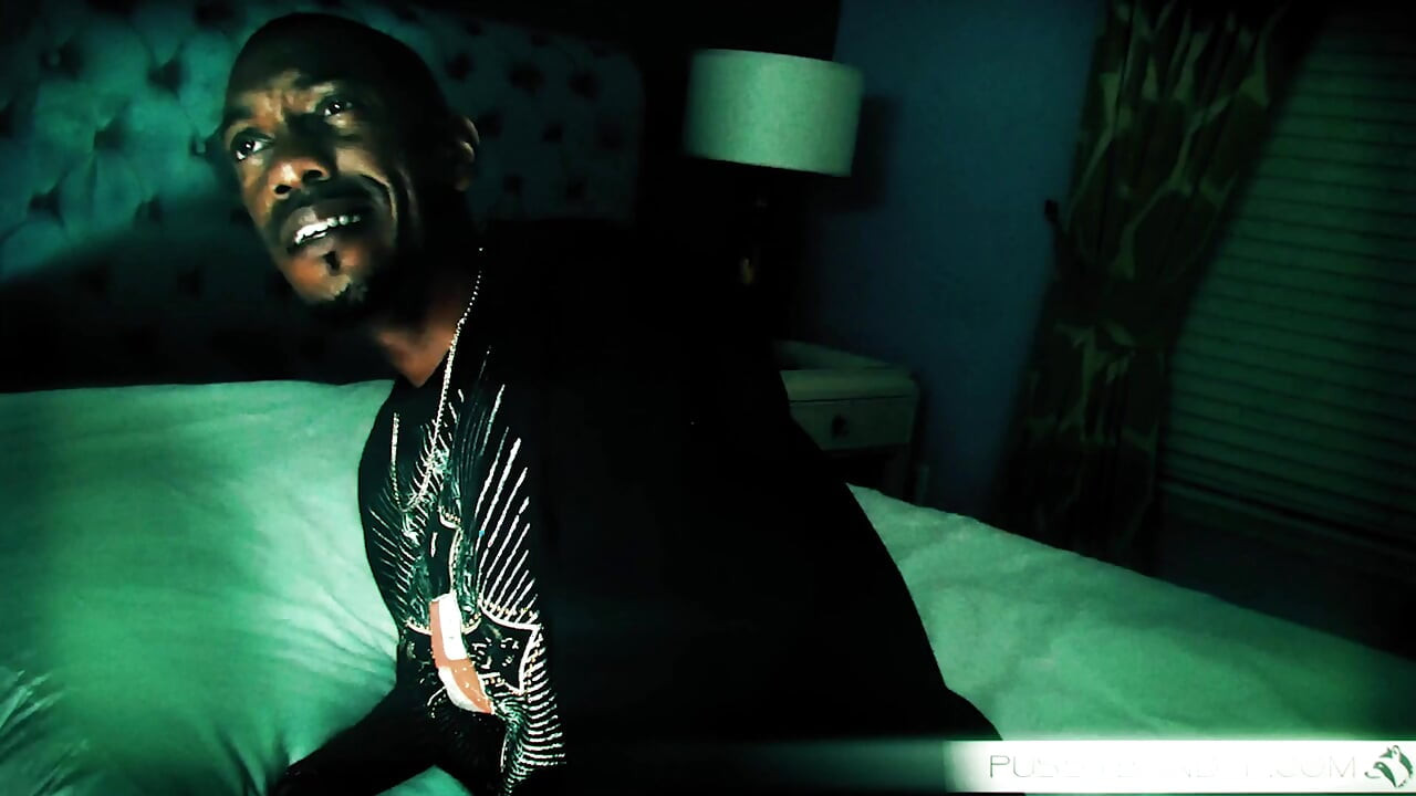 ゾンビのスラットは黒いコックを必要としている