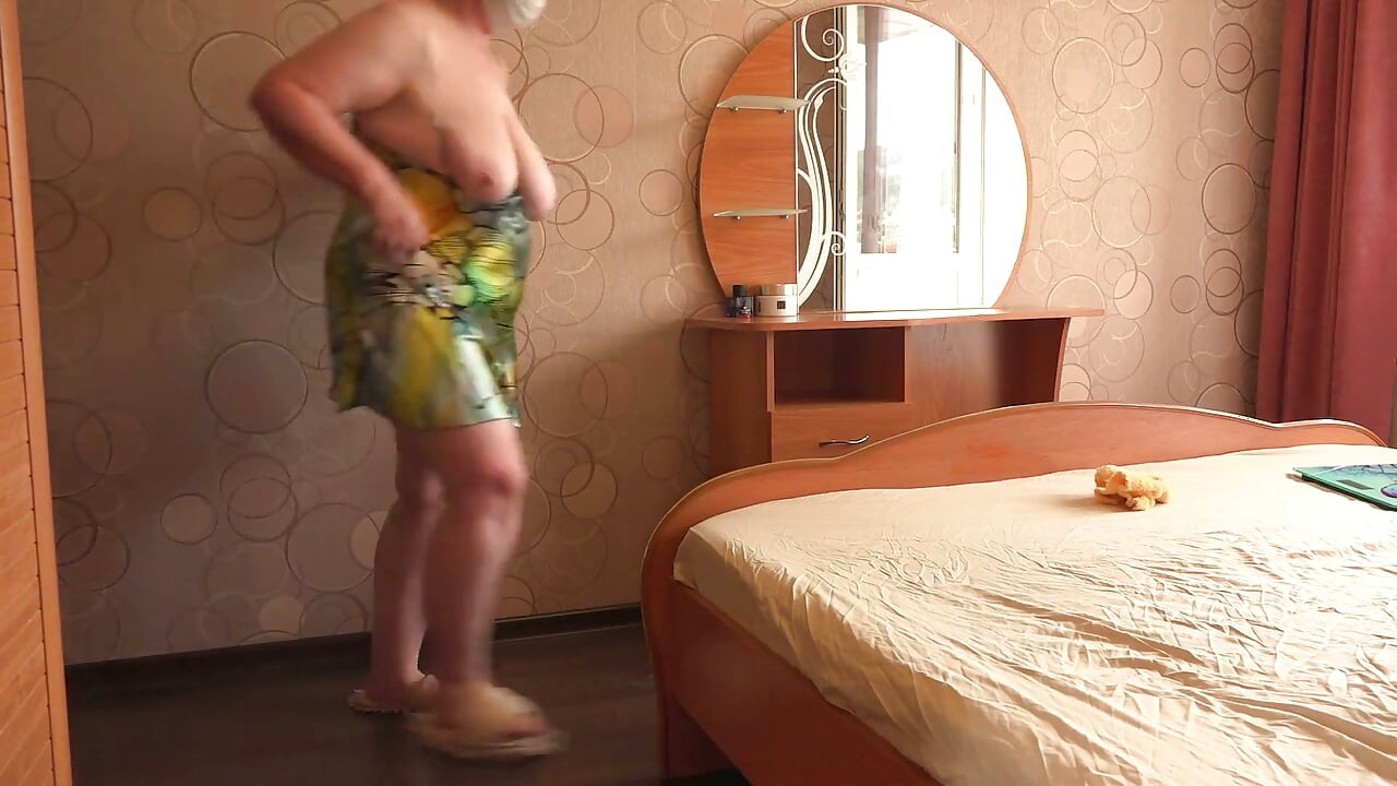 Mi Mujer Madura Limpia Y La Cámara De Casa La Vigila. BBW Con Un Culo Enorme Detrás De Las Cámaras.