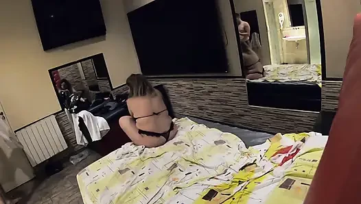 Reife frau hat sex mit dem nachbarn ihres freundes mit einem kondom