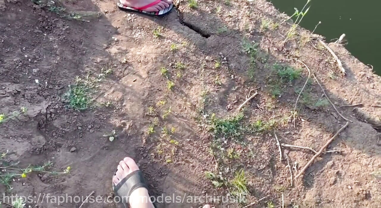 Der Ungesüchtige stieg in meine Hose und wichst meinen schwanz und fickte mich im Auto auf der Autobahn. Eine harte kreuzfahrt eines Femboys