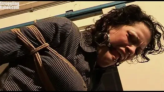 Steffi болтает на веревке с тугом кляпом-шариком