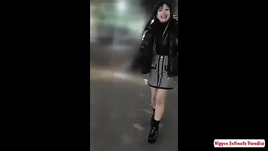 Samimi gülümseme ve zahmetsiz cazibe, güzel bir dükkan görevlisi samimi bir anı paylaşıyor