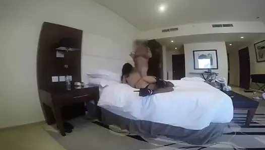 Une femme kazakh asiatique infidèle dans une chambre d&#39;hôtel avec son amant russe