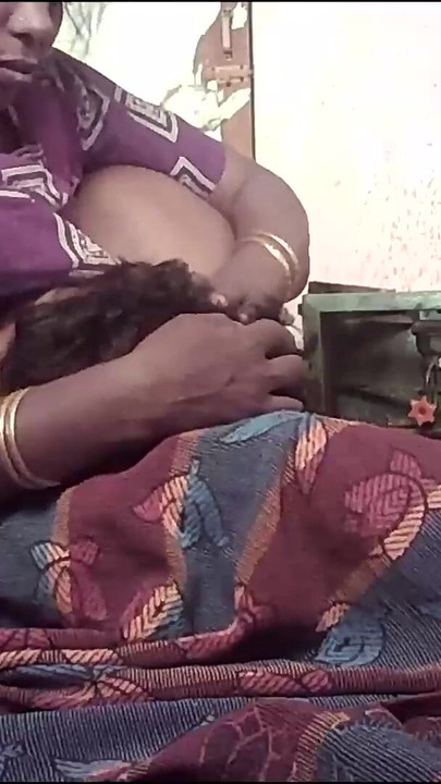 Moment époustouflant de « La femme au foyer indienne du village mange du lait, housband profite du mouvement »