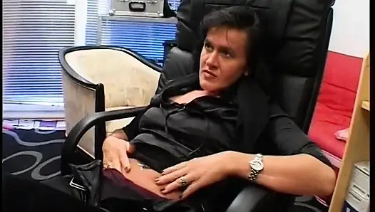 Esmer sekreter orta yaşlı seksi kadın bakış açısıyla sikiliyor