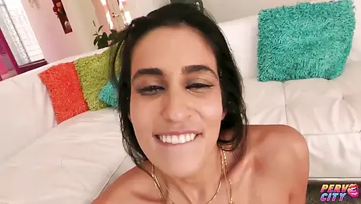 Indische dünne milf indra genießt tiefe anale penetration