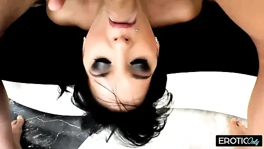 Seks anal ganas dua bareng cewek hot rambut cokelat