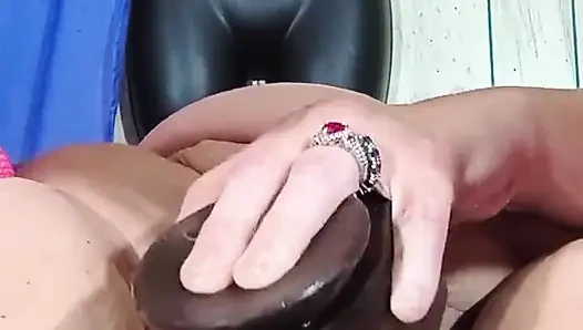 Трахаю хуй Браун, кончает на землю