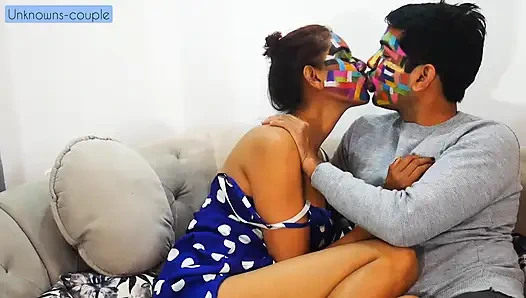 Бойфренд берет девушку в его пустом доме, чтобы насладиться Valantine