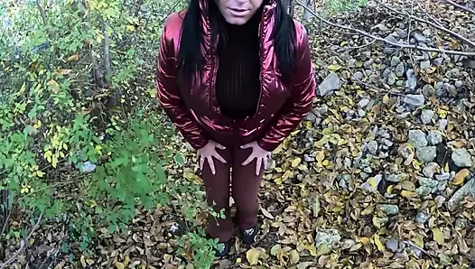 Parlak fetiş orta yaşlı seksi kadın derlemesi. Downjackets, deve frikiği, sigara içme, anal ve sert boşalma oyunu