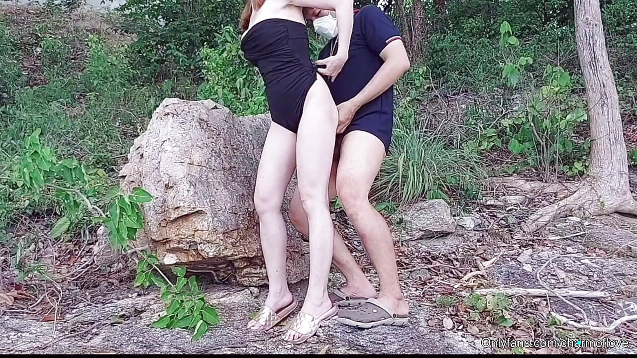 Gadis dengan bikini lagi asik ngentot di pantai
