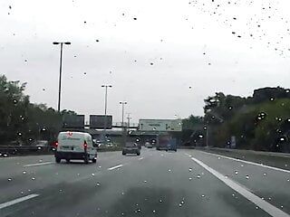 Rubia cachonda de Alemania montando una polla en la parte trasera del coche