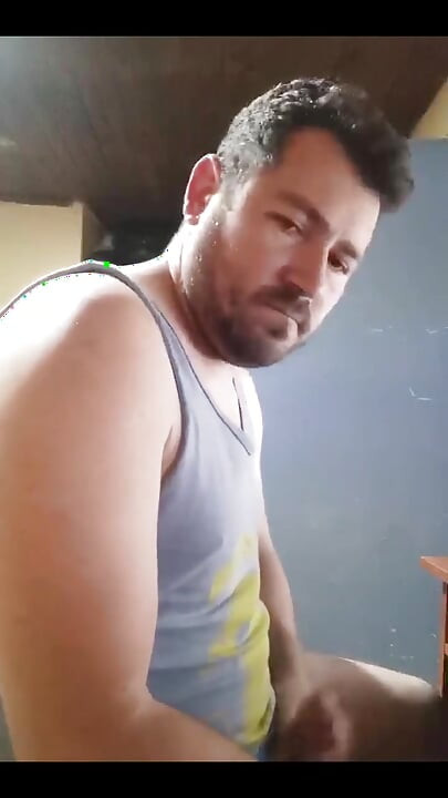 Fumer et se branler quand ils sont seuls à la maison