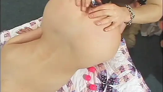 Heiße blondine mit einem perfekten körper liebt es, ihren arsch von ihrem geilen liebhaber geritten zu bekommen