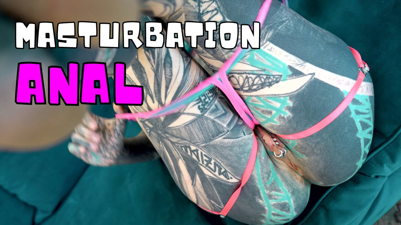 Tatuada gata faz solo profundo com brinquedos anais em lingerie