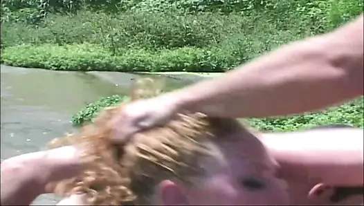 Dua kontol besar menembus memek dan anus tante seksi ke danau