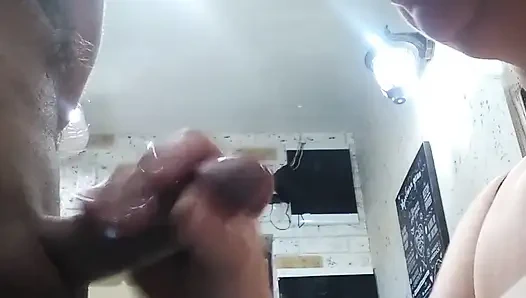 Kayınvalide yarağımı emiyor ve büyük göğüslerine boşaltıyor