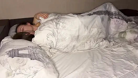Wir gingen ins bett, sie flüsterte mich an, um sie zu ficken und mich zu küssen.