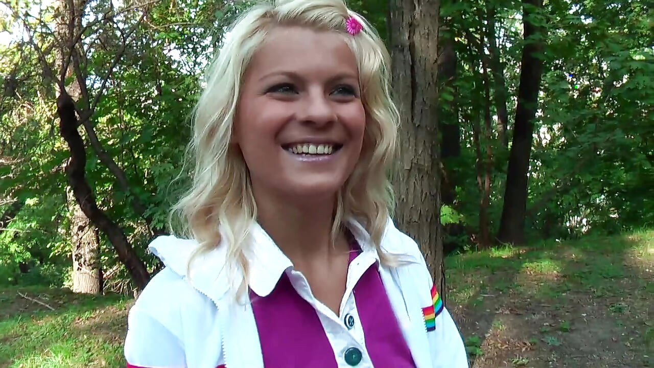 Piękna blondynka robi loda na świeżym powietrzu