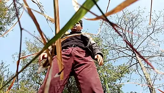 Młody indyjski chłopak wojskowy masterbatuje w mieście w dżungli
