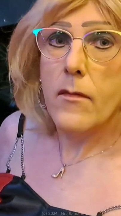 La señora Samantha deja que la puta Els adore sus tacos altos y pies, después le da una buena mamada con juego de pezones incluido | Clip 1