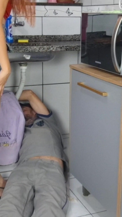 Πρόστυχη γυναίκα επιδεικνύεται και γαμιέται υδραυλικός! | Κλιπ 1