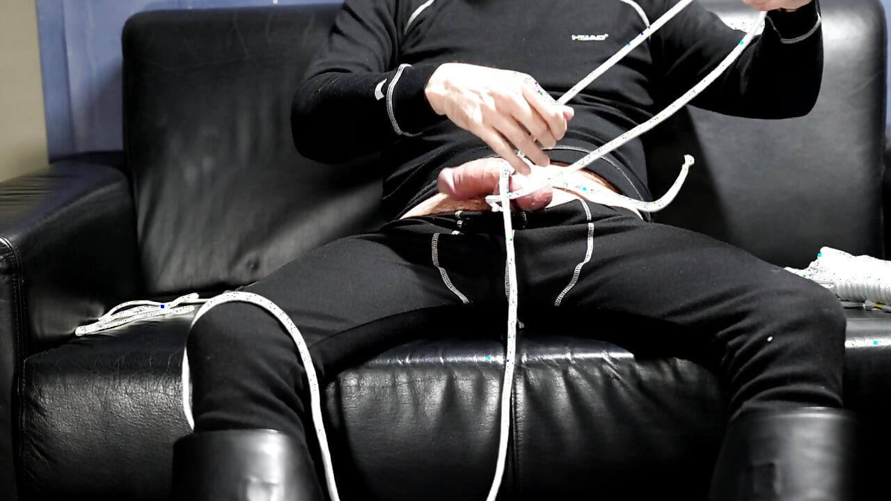 डैडी मशरूम के सिर वाले लंड पर अपने चमड़े के पुलिस जूते के साथ खेलते हैं