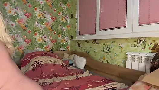 Sapık oda arkadaşım her iki deliğe 10 çift külot dolduruyor