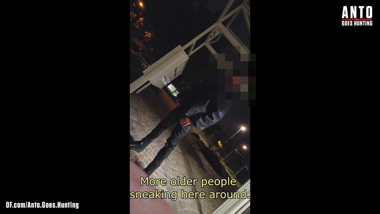 另一个保安走近并说服