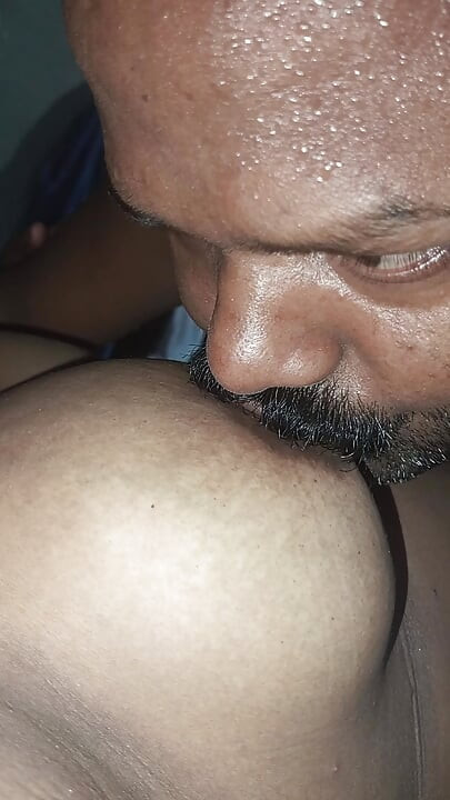 Ceci est ma douze vidéo terminée, dans laquelle mon demi-fils baise impitoyablement le gros cul et la chatte de ma belle-mère.