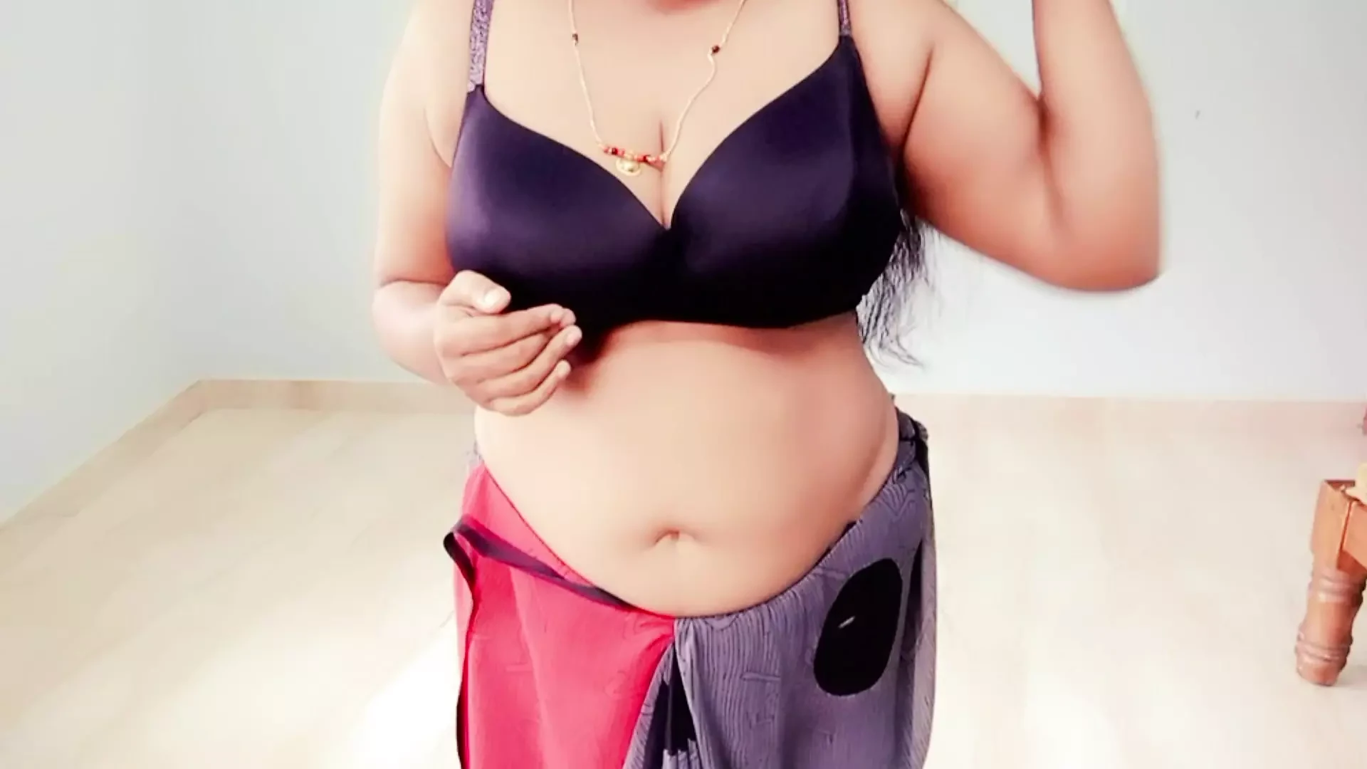 デジインドの大きなおっぱいBhabhiライブショーデバール