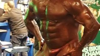Voyeur filmt bodybuilder hij bult en kont op het openbaar