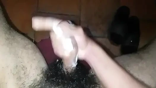 Genç adam mastürbasyon yapıyor ve banyoda boşalıyor