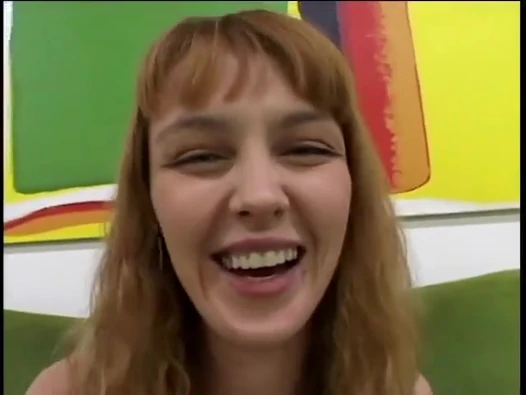 Sexy arsch brünette lutscht die stange des typen wie ein profi