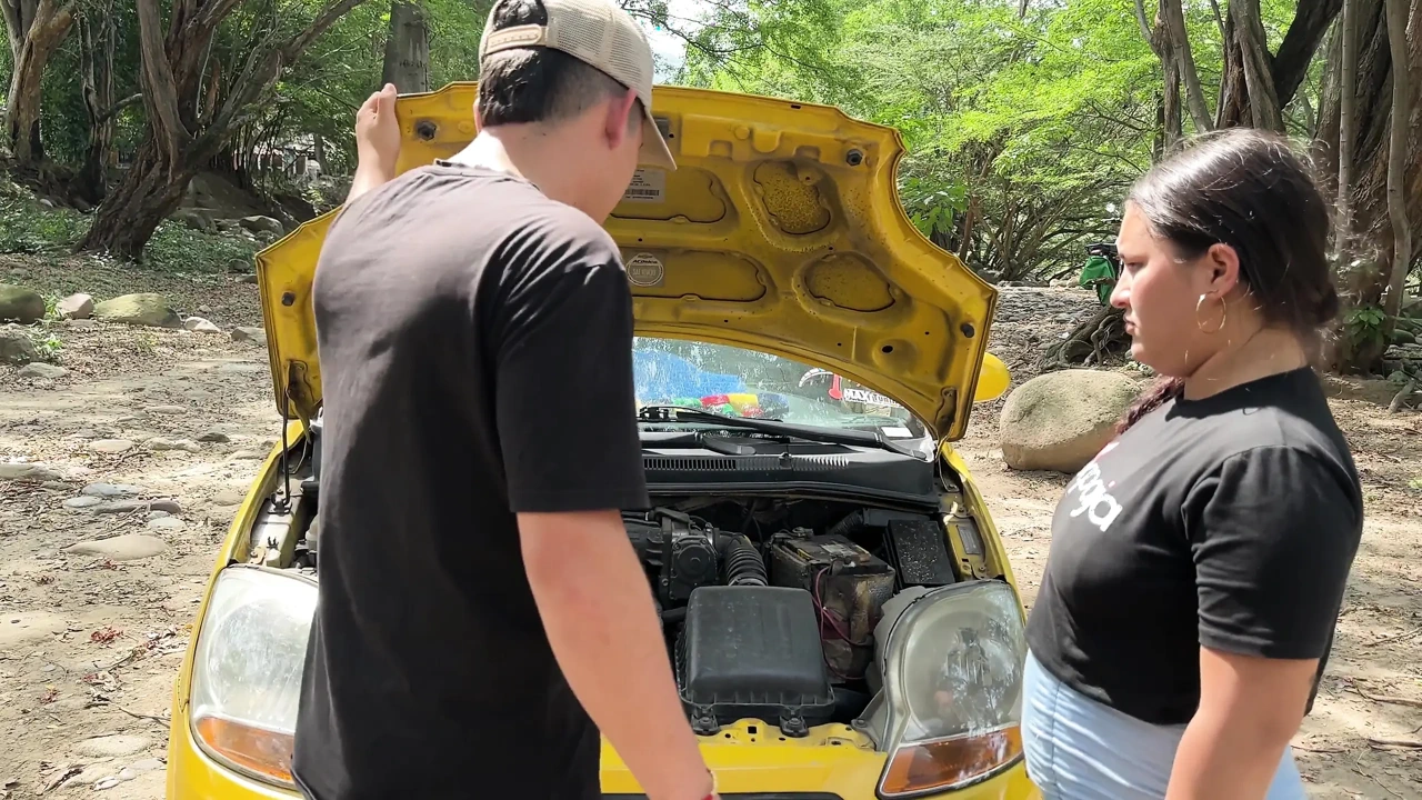 我帮胖拉丁裔在荒郊野外肆虐, 换取她车里的激烈性爱.