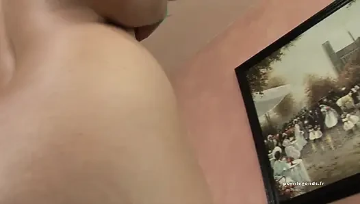 Natasha Nice itfaiyeci kıyafetini çıkarıyor ve kanepede sikiliyor (4k)