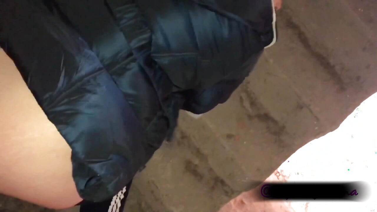 Geile vrouw Luna neemt intense anale seks in een verlaten huis - buitenshuis pov echt koppel