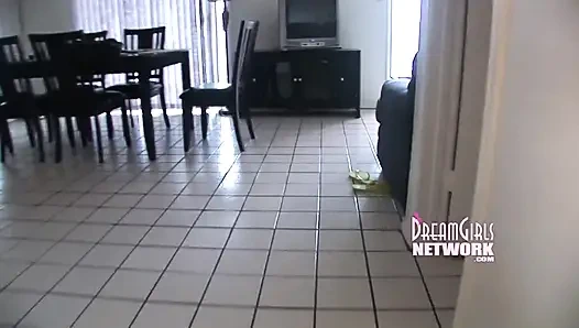 Блондинка с большими сиськами мастурбирует на весенних каникулах