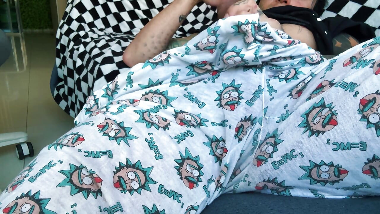 Gigante Se Deja Ver Por Diminuto Humano Mientras Se Masturba Y Toca Su Cuerpo POV