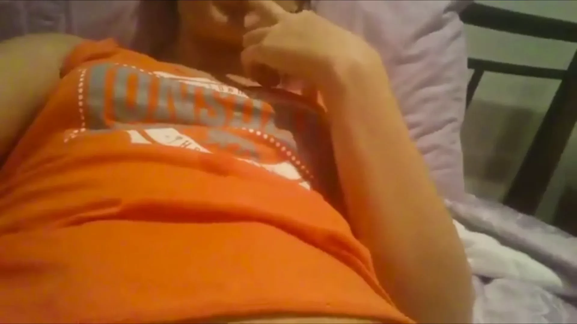 Solitario 21 anni lecca il dito dopo il cumming