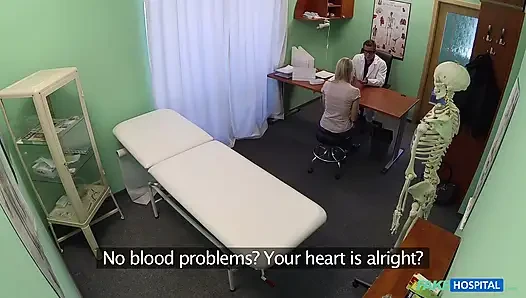 Fake hospital - eine kurvige blondine mit einem sprudelnden hintern nimmt das freche angebot des arztes zum vergnügen auf