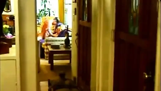 Cewek rambut pirang memeknya dientot habis-habisan di sofa