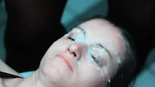 Dirtydees çifte boşalmalı boşalma seansında sırtüstü yatıyor