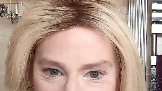 팬티 스타킹을 입고 큰 오줌을 싸는 Nikki