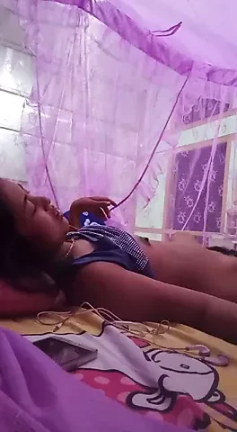 Desi pár si užívá sexu v ložnici